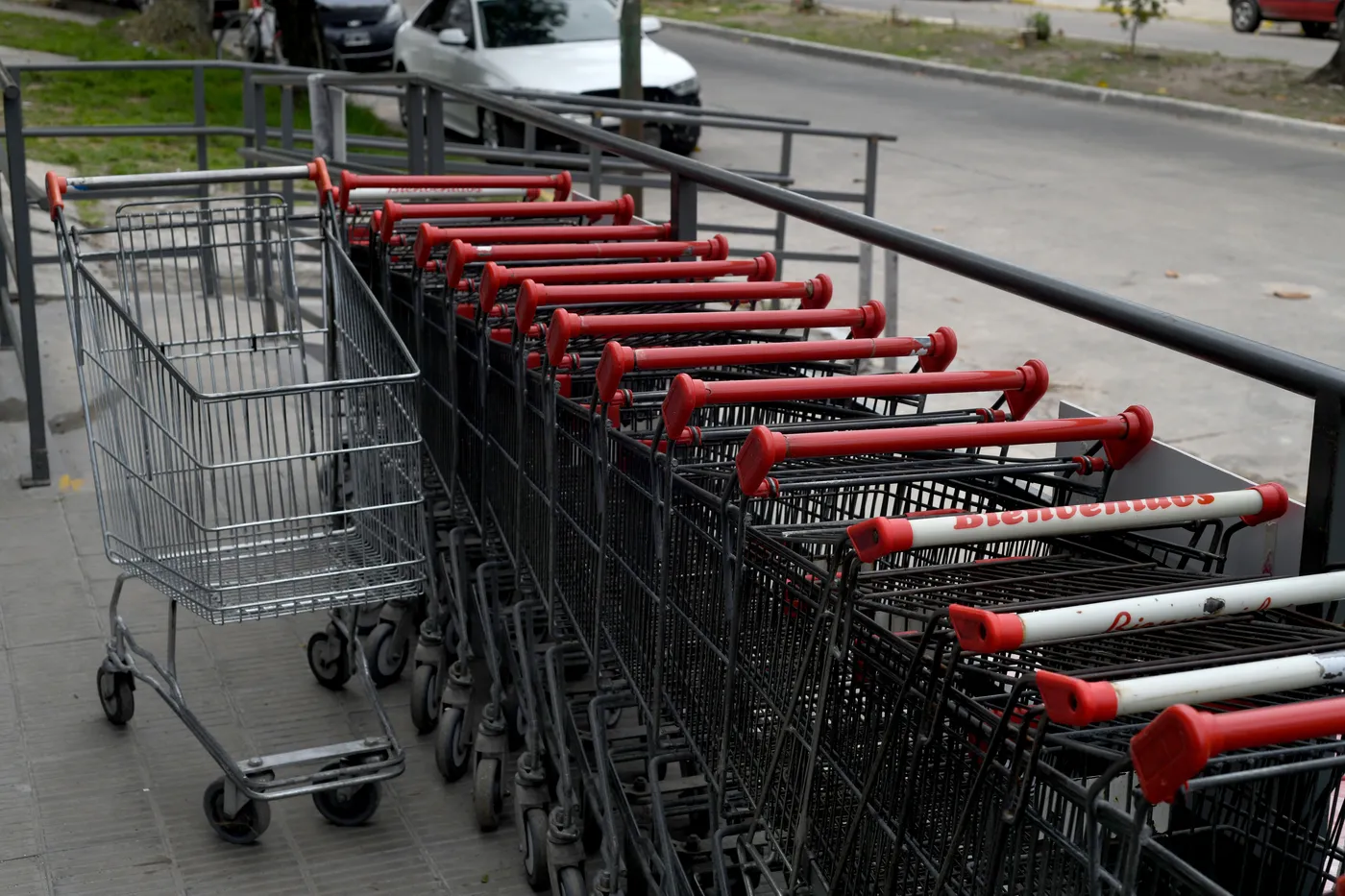Violento ataque en un supermercado chino: balearon a una cajera y creen que fue un ajuste de cuentas
