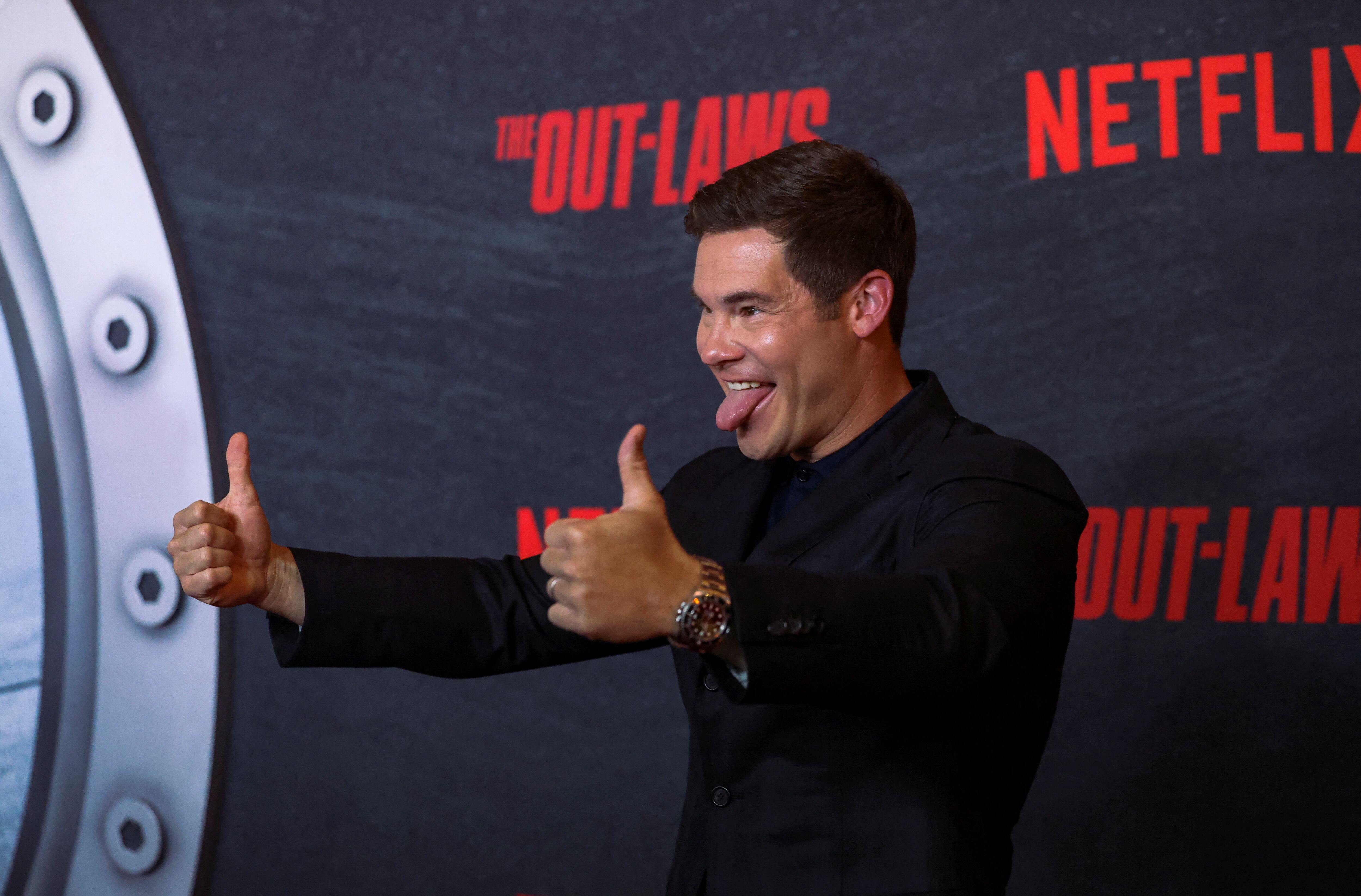 Adam Devine: El Humor Surgido de 25 Operaciones Post Accidente Infantil