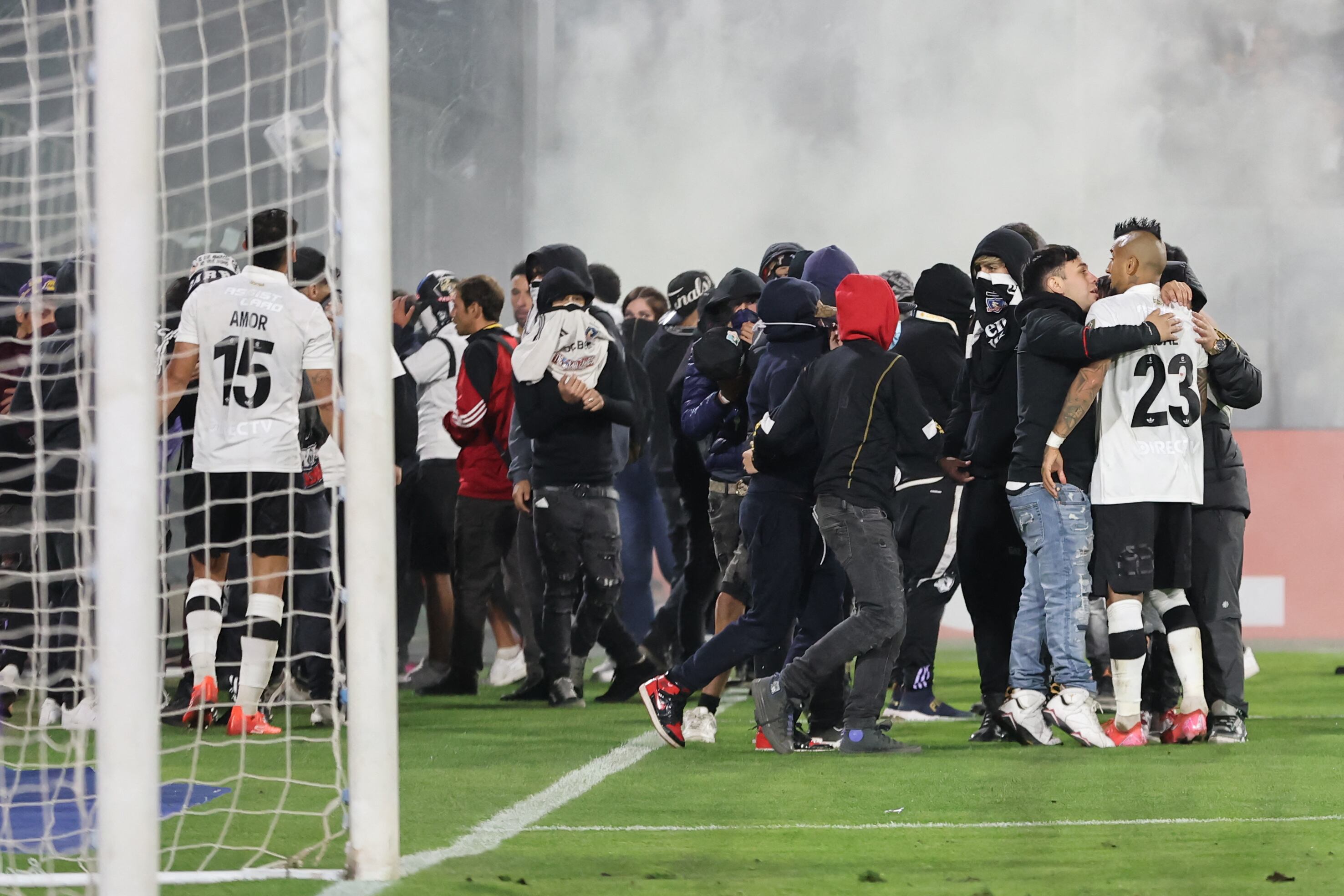 Suspensión del Partido Colo-Colo vs Fortaleza tras Invasión de Aficionados