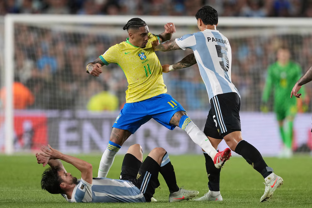 Revelaciones de Paredes sobre la Reacción del Equipo Ante Provocaciones de Raphinha