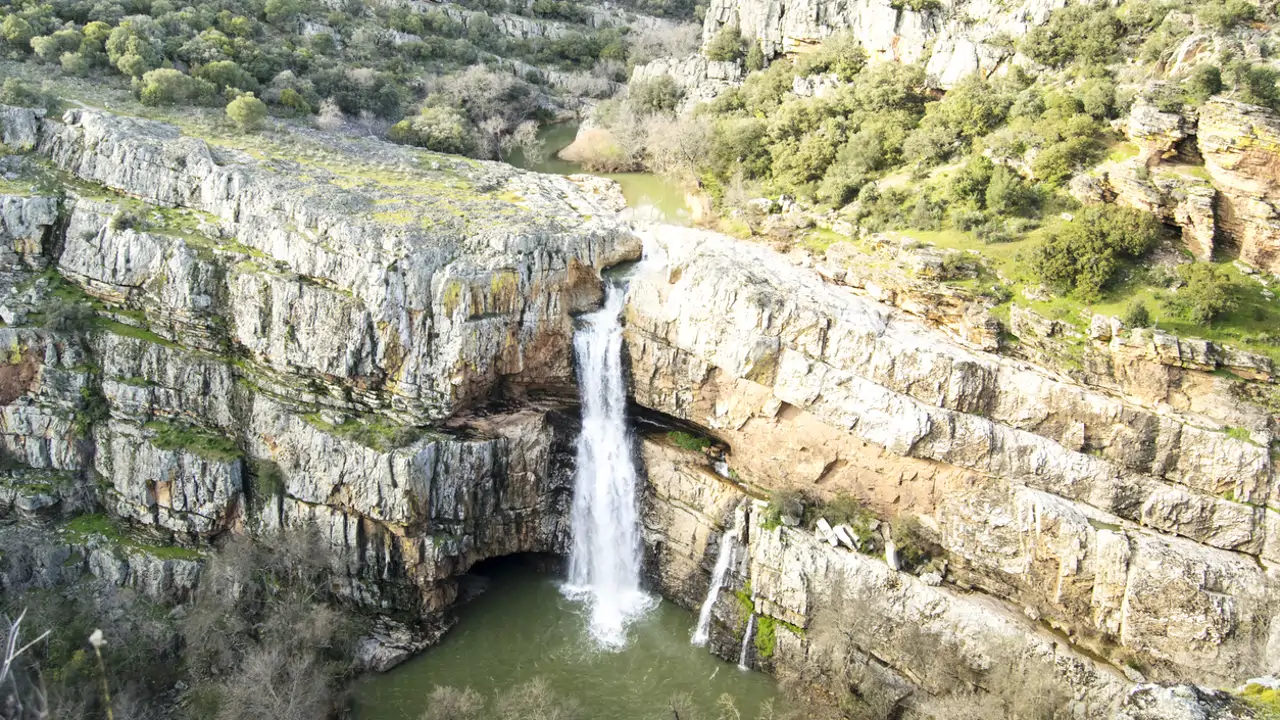 El Espectacular Niágara Andaluz: Tesoro Oculto en un Pueblo de 400 Habitantes