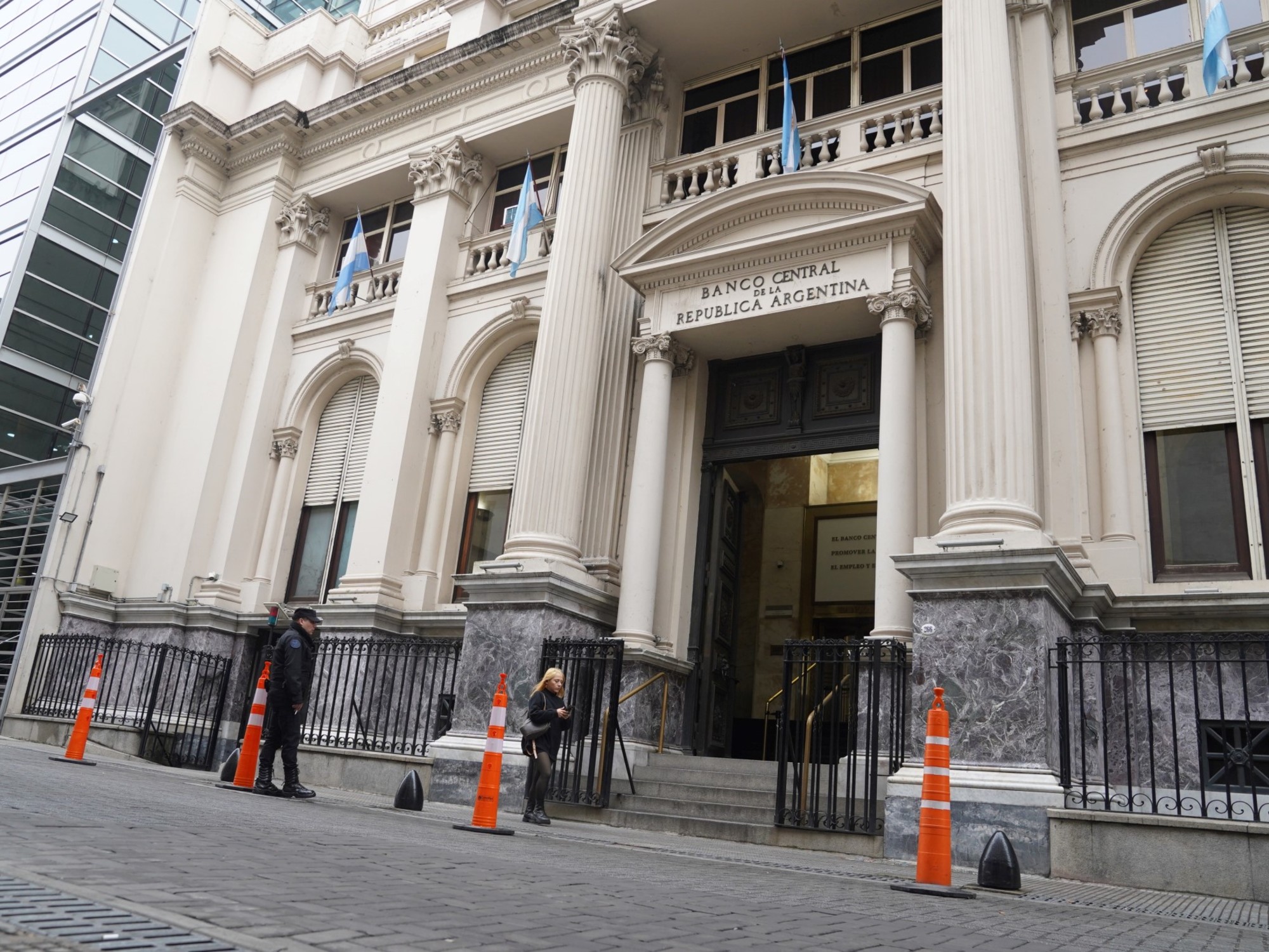 Con la mira en la desinflación, el Banco Central quiere llevar el dólar al piso de la banda