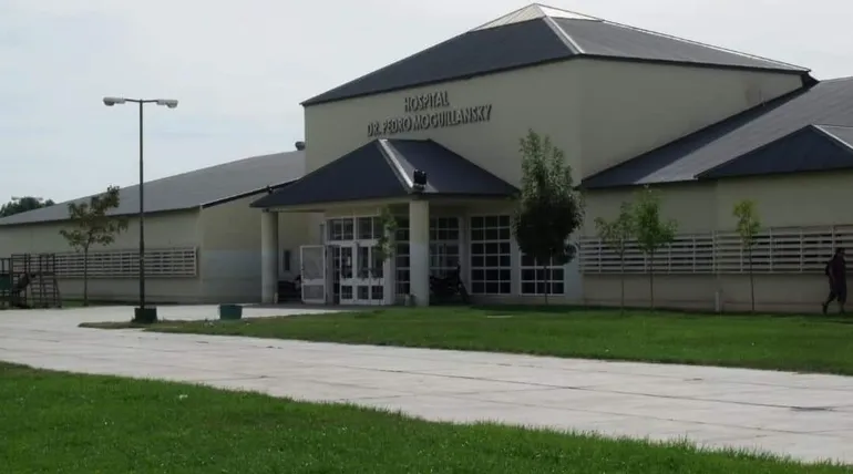 Joven motociclista en grave estado tras chocar contra un auto