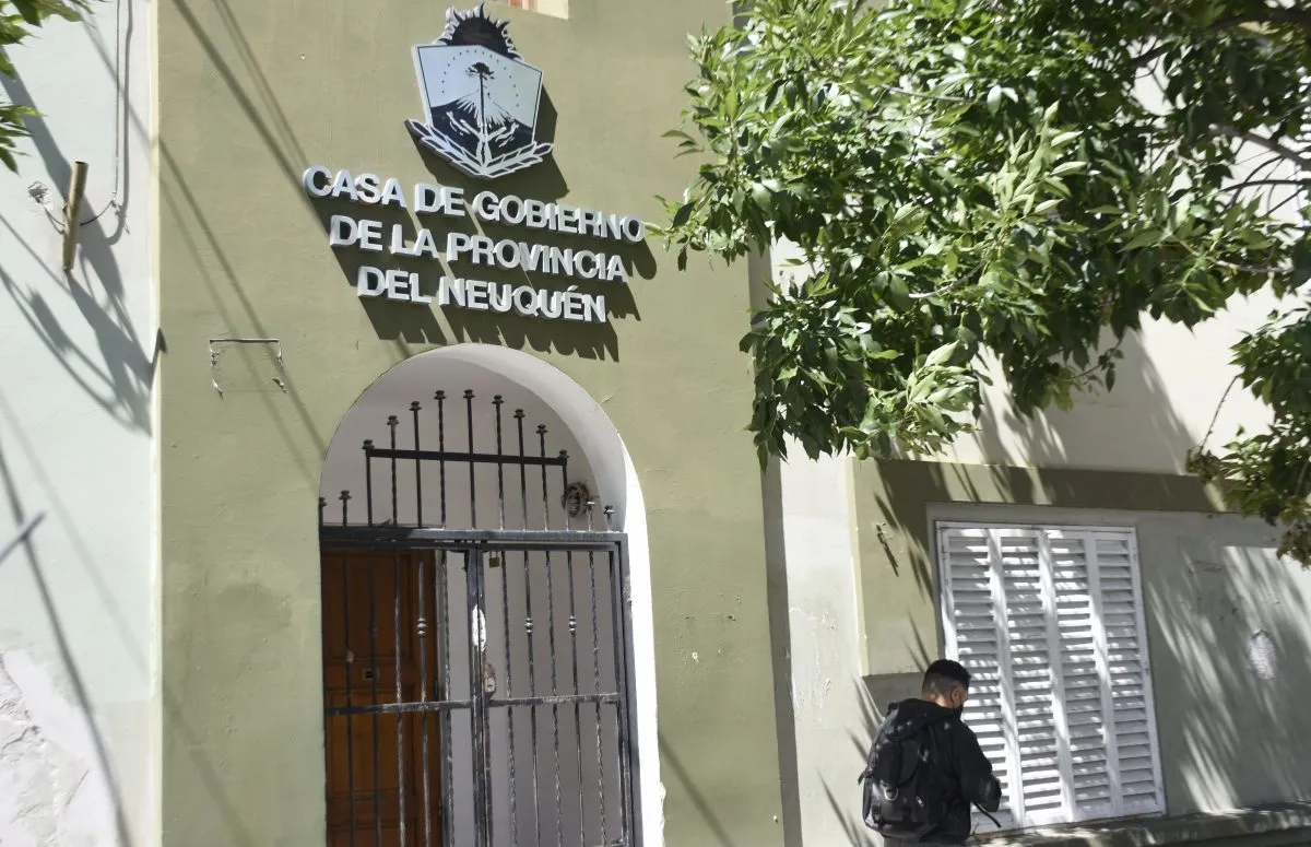 Despidos a estatales de Neuquén: casos en 2024, qué áreas y los motivos de las cesantías 