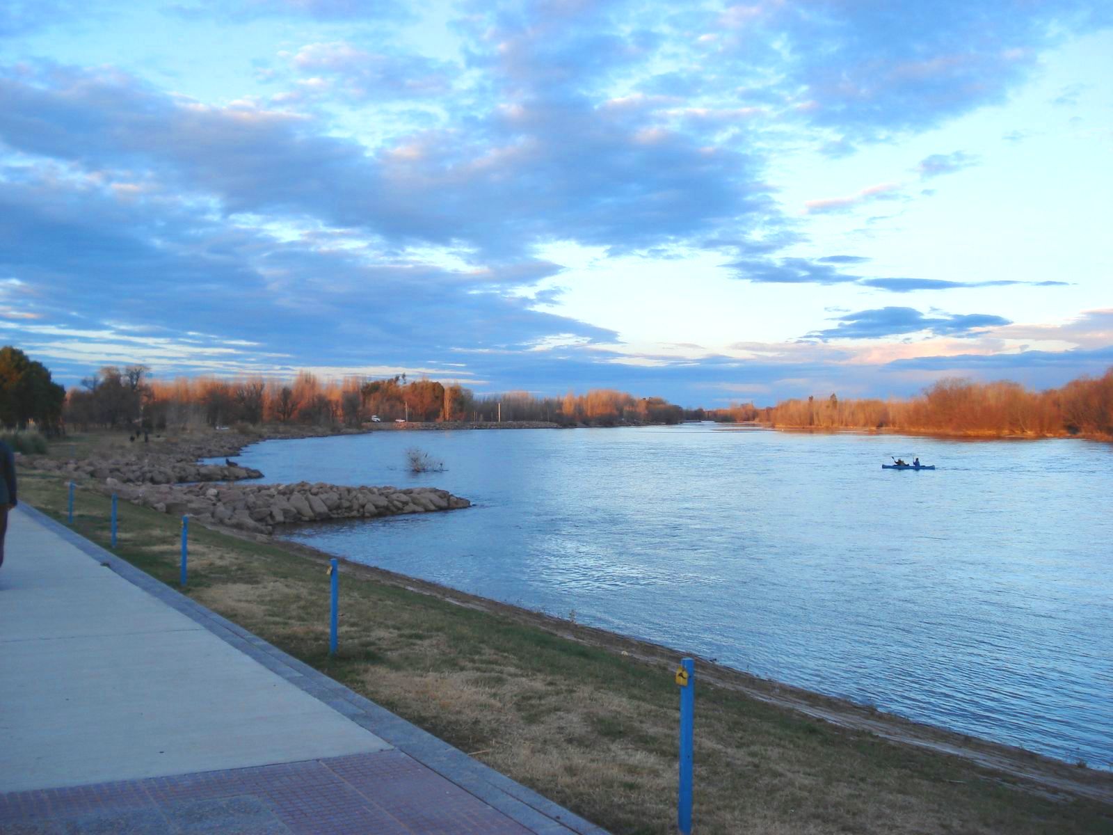 Se tiró al río Neuquén y desapareció: a quién están buscando ahora