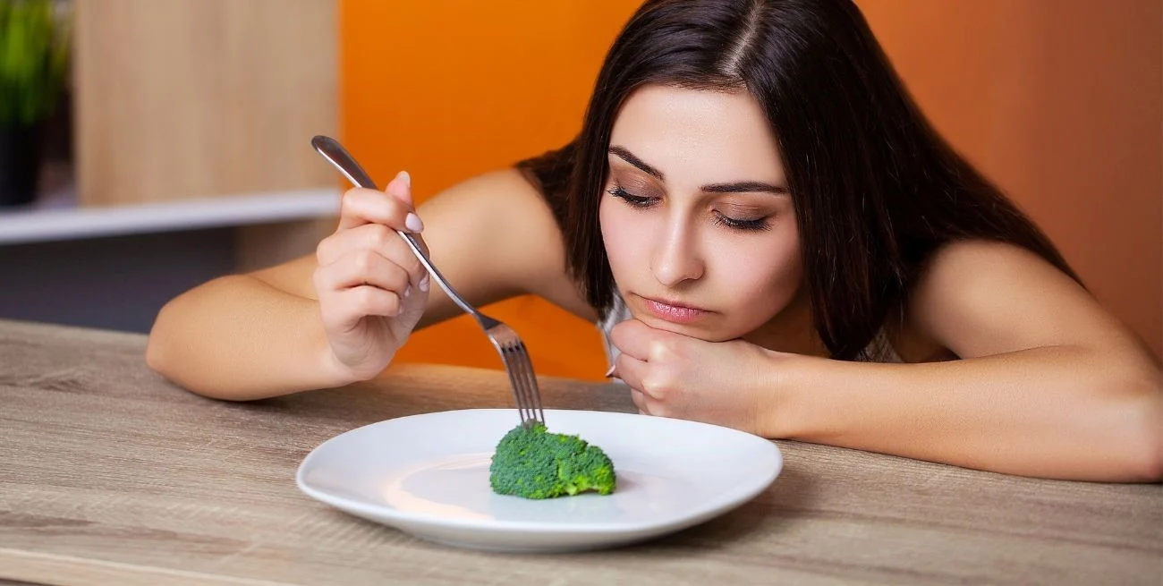 Cinco hábitos cotidianos que dificultan sostener un peso saludable