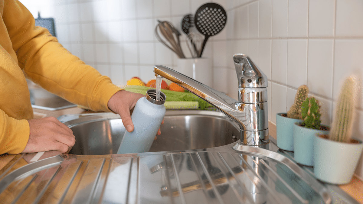 ¿Cada cuánto se deben lavar las botellas de agua para evitar bacterias y hongos? 