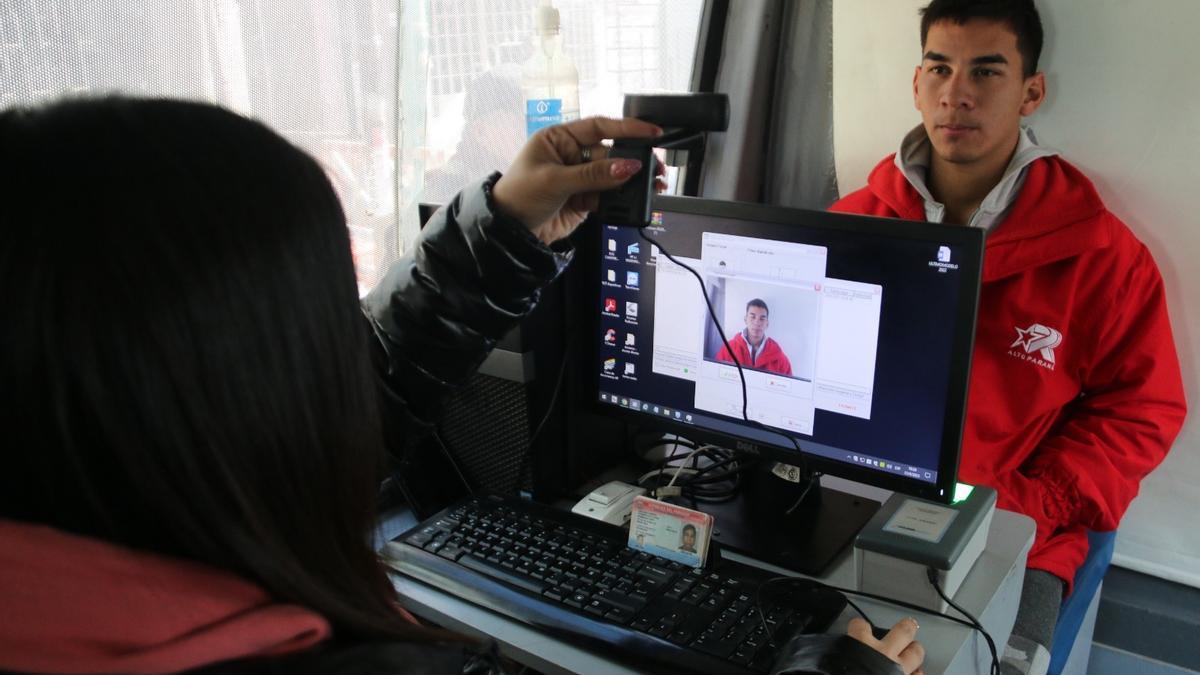 Cómo cambian las reglas para inmigrantes en servicios esenciales y permanencia