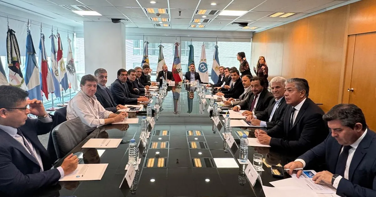 Gobernadores buscarán un nuevo acuerdo fiscal con Milei ante la baja de ingresos y obras paralizadas.