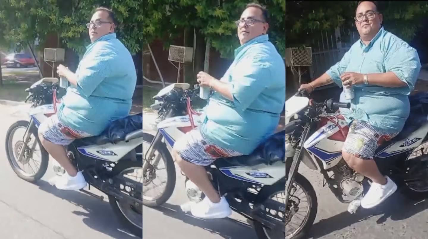 El colmo: inspector de tránsito manejaba una moto sin casco y mientras tomaba cerveza